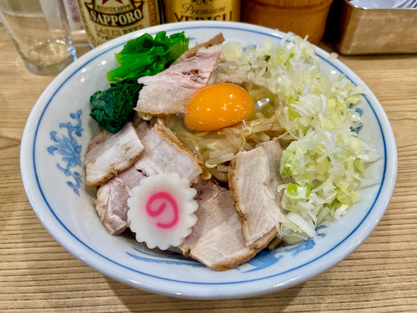 「サッポロ赤星＋ヱビス＋皿２種→チャーシュー油そば 青菜 生卵」@らーめん 高尾の写真