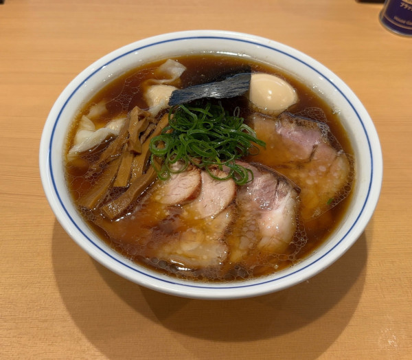 「醤油特製らぁ麺」@らぁ麺 すぎ本の写真