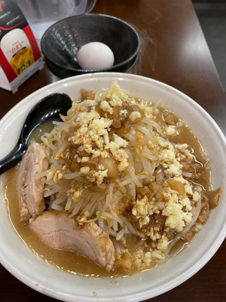 「中ラーメン＋生卵」@豚ラーメン大山 国分寺店の写真