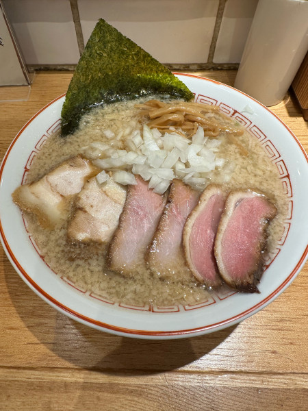 「背脂醤油らーめん(肉そば)」@超多加水自家製手揉み麺 きたかた食堂の写真