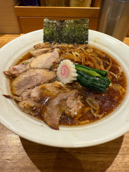 「醤油半チャーシュー麺」@長岡食堂 横浜西口店の写真