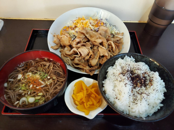 「生姜焼き定食・ミニかけそばセット 800円」@そば・うどん たぬきの写真