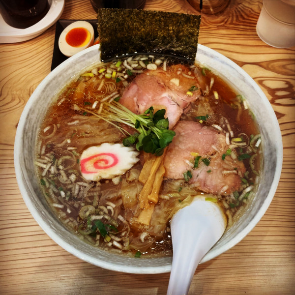 「ワンタン麺＋味付煮卵」@かこい食堂の写真