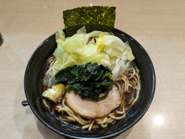 「黒マー油豚骨らぁめん(茹でキャベツ、大盛)」@麺匠 文蔵 上田店の写真