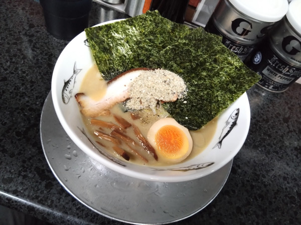 「豚骨煮干ラーメン 1000円」@長尾中華そば 西バイパス店の写真