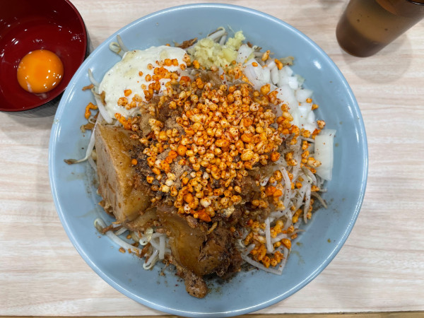 「まぜそば(300g) ¥1200 生玉子 ¥100」@ラーメン天下の大将軍の写真