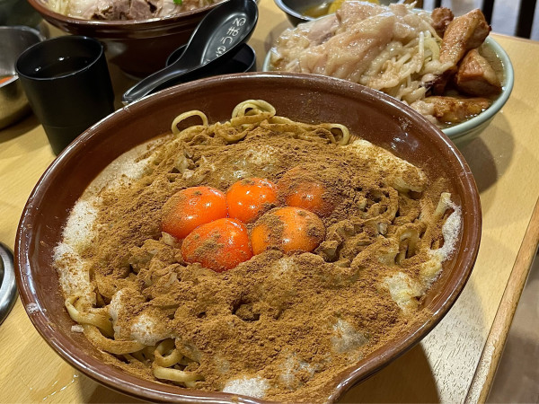 「小ラーメン お魚天国 トドメ玉×2 玉ねぎたまご×2 生たまご」@ラーメン二郎 八王子野猿街道店2の写真
