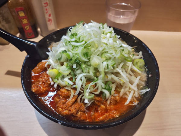 「辛ホルモン麺中太➕無料ネギ」@ギットリラーメン ブタザンマイの写真