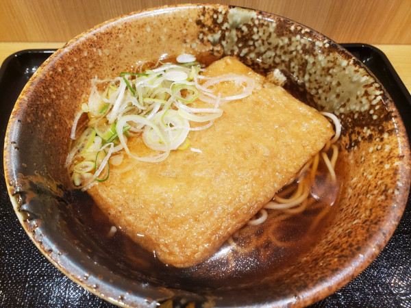 「きつねそば・温」@えきめんや 横浜ポルタ店の写真