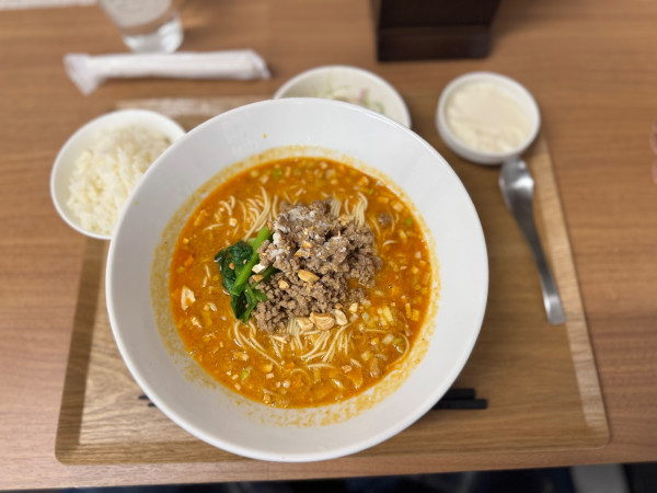 「担々麺(サラダ.杏仁豆腐付き)1000円＋小ライス100円」@口福中華 奇創天外の写真