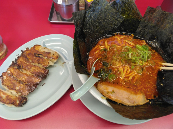 「辛味噌ラーメン820円(激辛、麺硬め味濃)、海苔5枚140円」@ラーメン山岡家 春日部店の写真