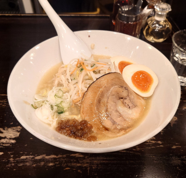 「とんこつラーメン+味玉(1050円)」@立川やの写真