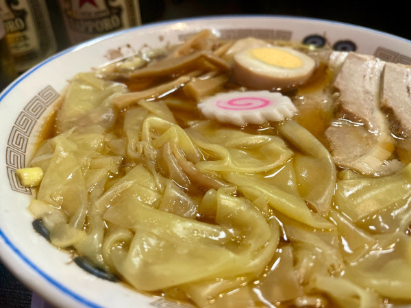 「サッポロ赤星２本 ＋ チャーシュー皿 → ワンタン麺」@中華そば 下連雀の写真