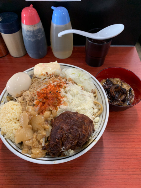 「混ぜそば（特盛）＋粉チーズ＋味玉＋ブタカスアブラ」@ラーメン一太豚の写真