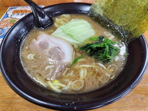 「とんこつ醤油ラーメン　※クーポンで５００円」@横浜ラーメン 萬年家の写真