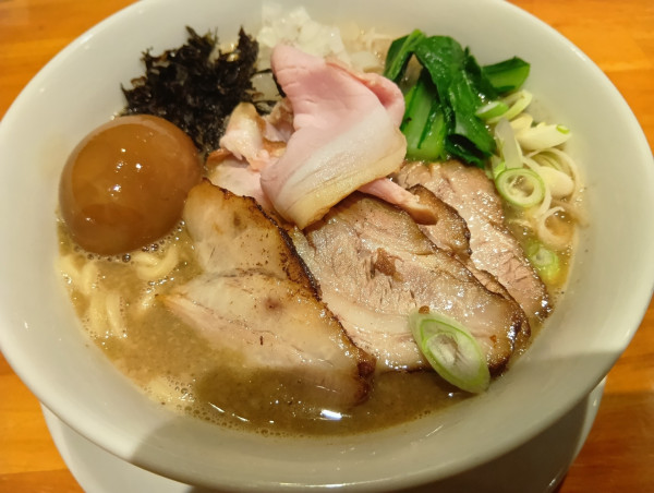 「特製濃厚煮干そば大　辛玉　背脂　ライス　サービス魚粉＆レモン」@中華そば 山下の写真