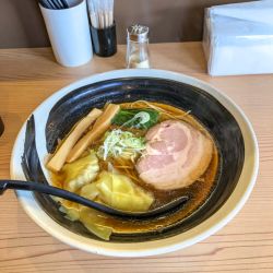 醤油ラーメン+ワンタン