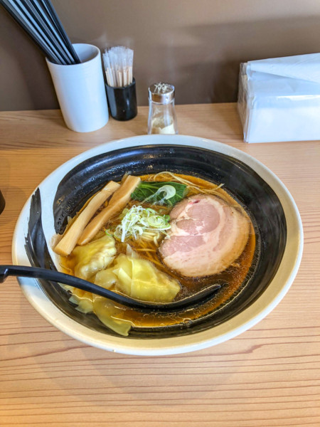 「醤油ラーメン+ワンタン」@らーめん まるの写真
