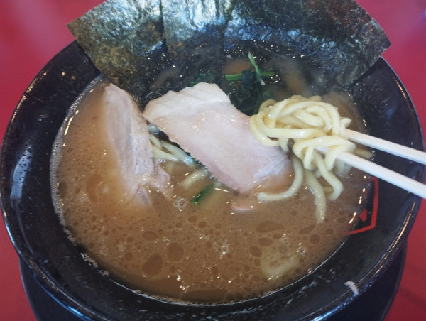 「ラーメン並(固めちょっと薄め)(900)」@家系ラーメン王道 王道之印の写真