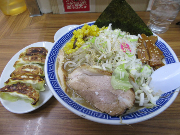 「炒め野菜みそらーめん（１２８０円）＋大勝軒しそ餃子３８０円」@大勝軒ROSSO－ロッソ－の写真
