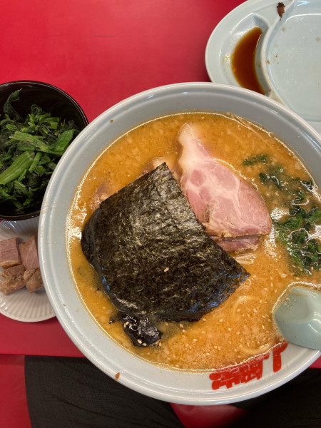 「特製味噌ネギチャーシュー1390円ほうれん草140円コロチャー1」@山岡家 狭山店の写真