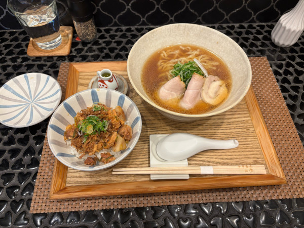 「醤油太麺大盛（1000）肉飯（200）」@中華蕎麦 麺ノ歌の写真