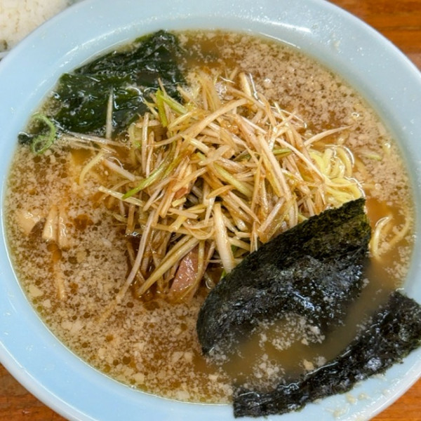 「ねぎラーメン700円＋ねぎ倍のせ200円＋ライス100円」@らーめん ねぎやの写真