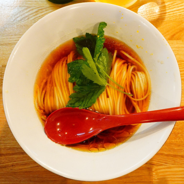 「（梅）かけそば 醤油＋具材の盛り合わせ＋ハートランド」@自家製麺 くろ松の写真