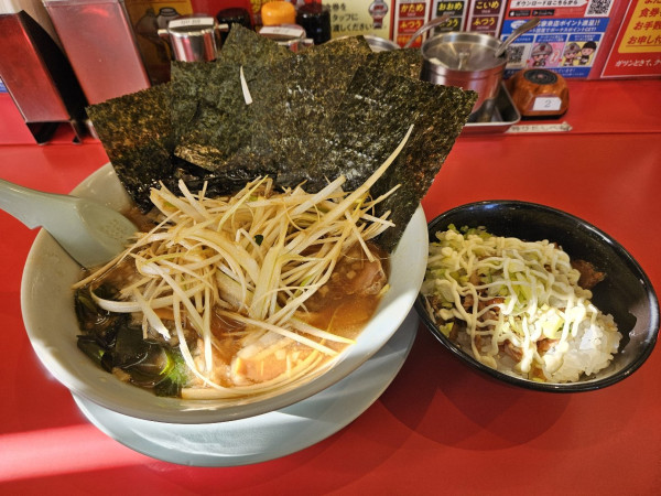 「プレミアム醤油とんこつラーメン+白髪ネギ+海苔」@ラーメン山岡家 日立東金沢店の写真