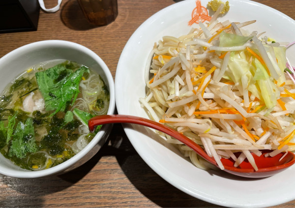 「鯛塩つけ麺　野菜盛りトッピ」@つけ麺専門店 三田製麺所 新宿東口店の写真