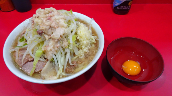 「小ラーメン豚2枚（800円）＋生卵（50円）全部」@ラーメン二郎 生田駅前店の写真