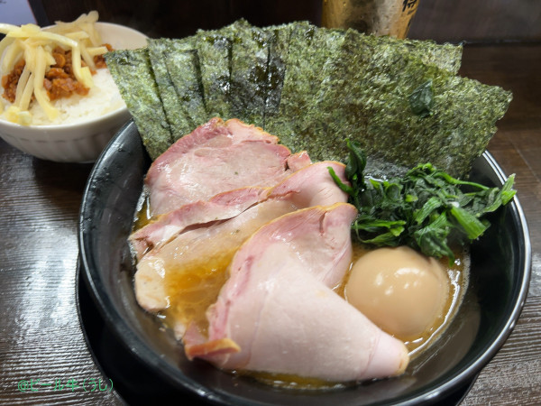 「ゆくるラーメン並(1250円)硬め普通多め、ライス(150円)」@家系ラーメン ゆくる家の写真