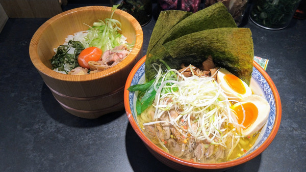 「特製笠岡ラーメン(太麺･大盛)＋親鶏の炙りたたき飯」@笠岡ラーメン 一元堂 神保町店の写真