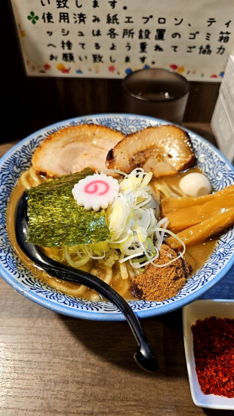 「濃厚ラーメン(大)に辛いヤ~ツ(50円券)」@狼煙 〜NOROSHI〜の写真