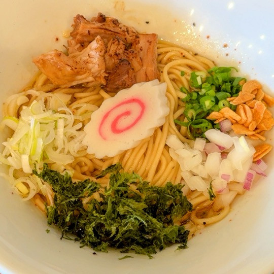 「にんにく油そば 1,180円＋ミニワンタン皿 300円」@麺's キッチン RIRIの写真