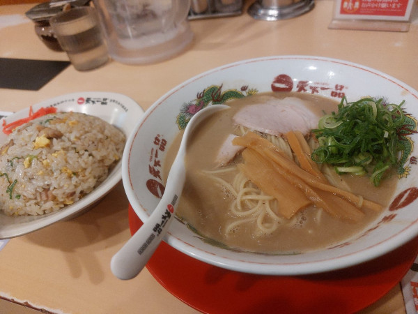 「こってり並+炒飯並盛」@天下一品 蒲田店の写真