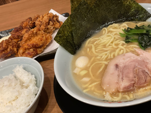 「塩ラーメン＋唐揚げ」@町田商店 弥冨通店の写真