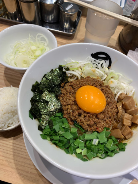 「台湾カレーまぜそば＋チーズ＋ネギ」@麺ゃ マルショウ エキマルシェ大阪店の写真