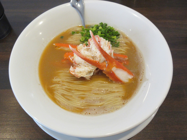 「紅ズワイガニらぁ麺（シングル）（1,400円）」@紅ズワイガニらぁ麺 まるはち屋の写真
