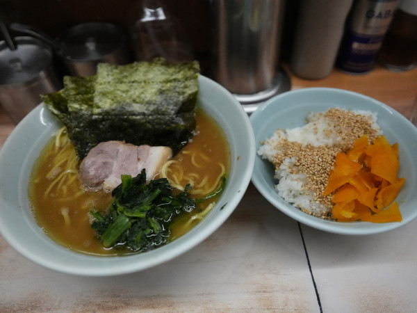 「ラーメン 並 麺硬め+味濃いめ+油多め+ライス」@横浜ラーメン 武蔵家 志木店の写真