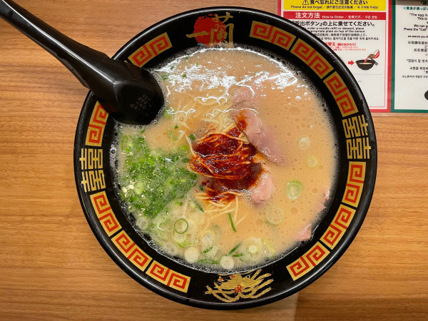 「天然とんこつラーメン(創業以来)、半替玉」@一蘭 渋谷店の写真
