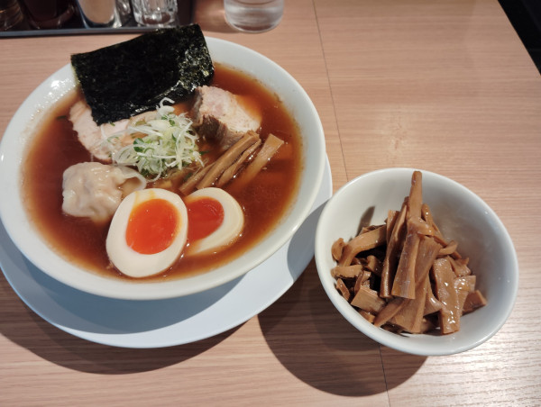 「特製中華そば　　1200円　　メンマ　　150円」@中華そば やなぎやの写真