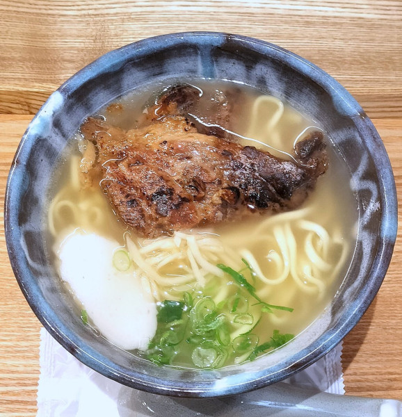 「炙りソーキそば 1000円」@沖縄そばと酒処 カヌシャの写真