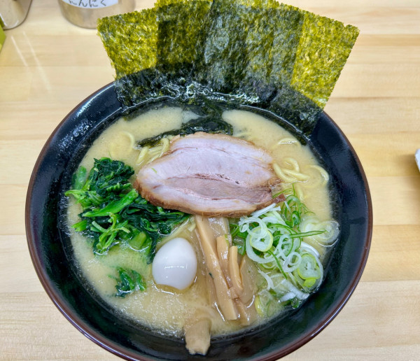 「豚骨塩ラーメン(500¥)」@横浜家系ラーメン あみ家の写真