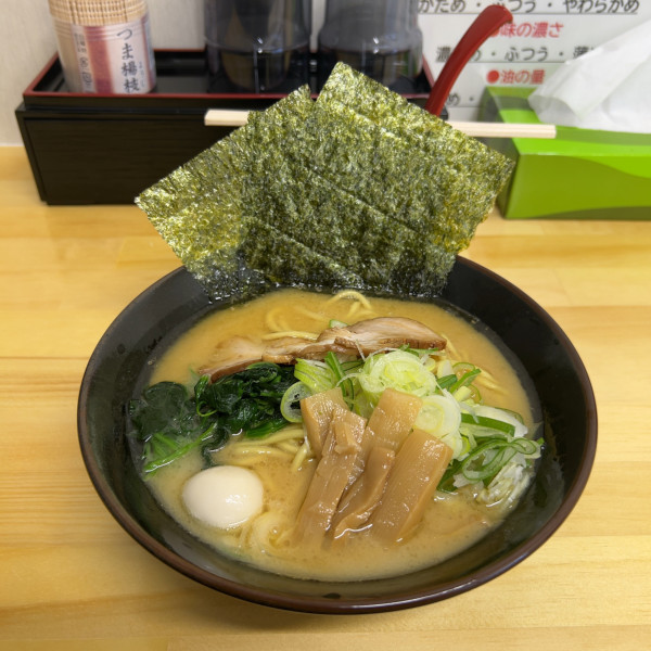 「豚骨醤油」@横浜家系ラーメン あみ家の写真