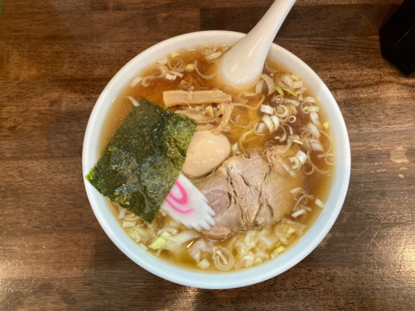 「ワンタン麺(麺少なめ+煮玉子)1100円」@弘前軒の写真