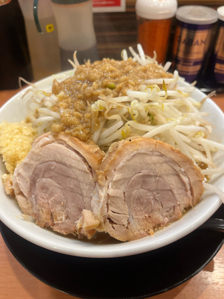 「ラーメン(950円)ニンニクマシマシ野菜普通背アブラマシマシ」@豚のトリコの写真