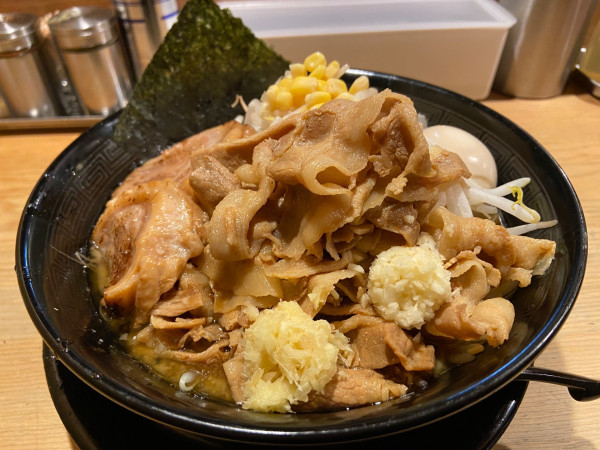 「白山盛味噌らーめん（ﾆﾝﾆｸ ｼｮｳｶﾞ）」@肉盛り味噌らーめん 侍倶楽部 赤羽駅前店の写真