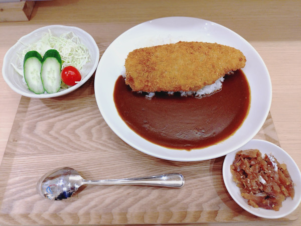 「（数量限定）特大アジフライカレー　１２００円」@三陽食堂 東京駅ヤエチカ店の写真