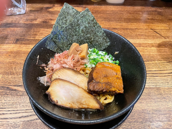 「煮干し油そば」@油そばまぜそば専門店 まる伊の写真